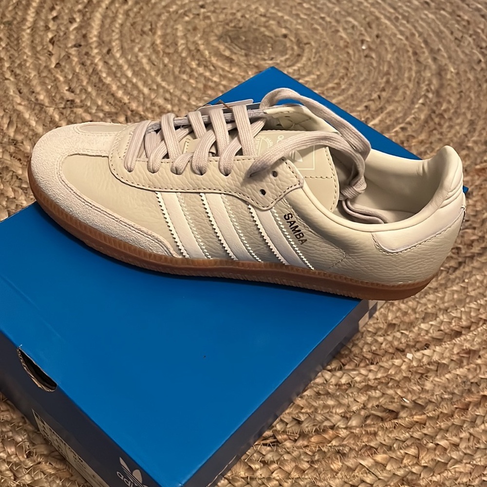 Brand new women’s Adidas Sambas. Size 8 - Beige/ white